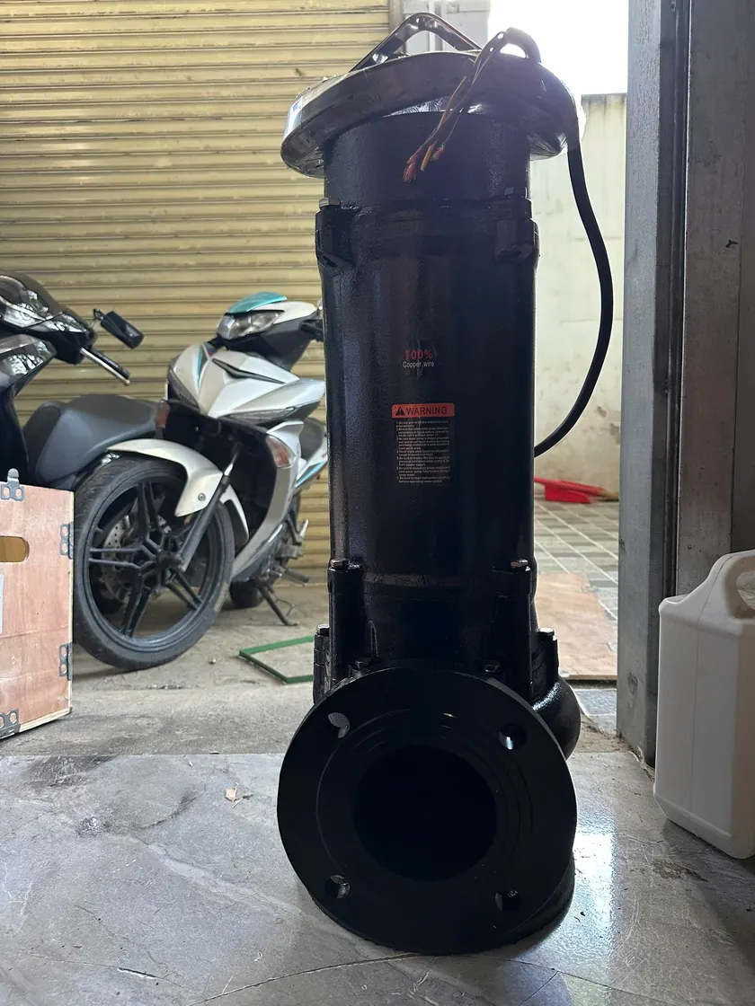 Bơm chìm nước thải thân gang, họng xả mặt bích, nhãn 100% Copper wire và nhãn cảnh báo trên thân
