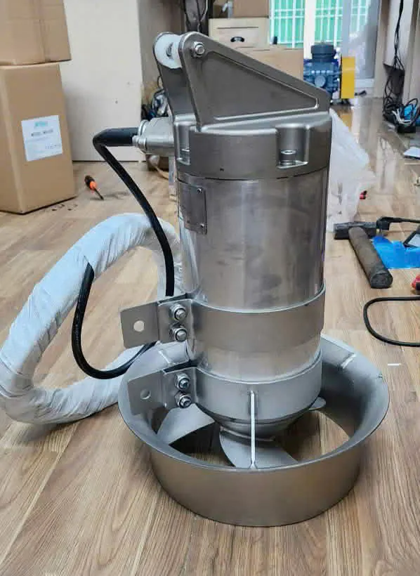 Máy khuấy chìm thân inox, cánh khuấy nằm trong vòng bảo vệ, có gá bắt trên thân
