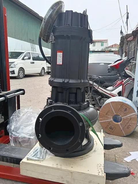 Bơm chìm cắt rác WB cỡ lớn đặt trên pallet, họng xả mặt bích nhìn thẳng
