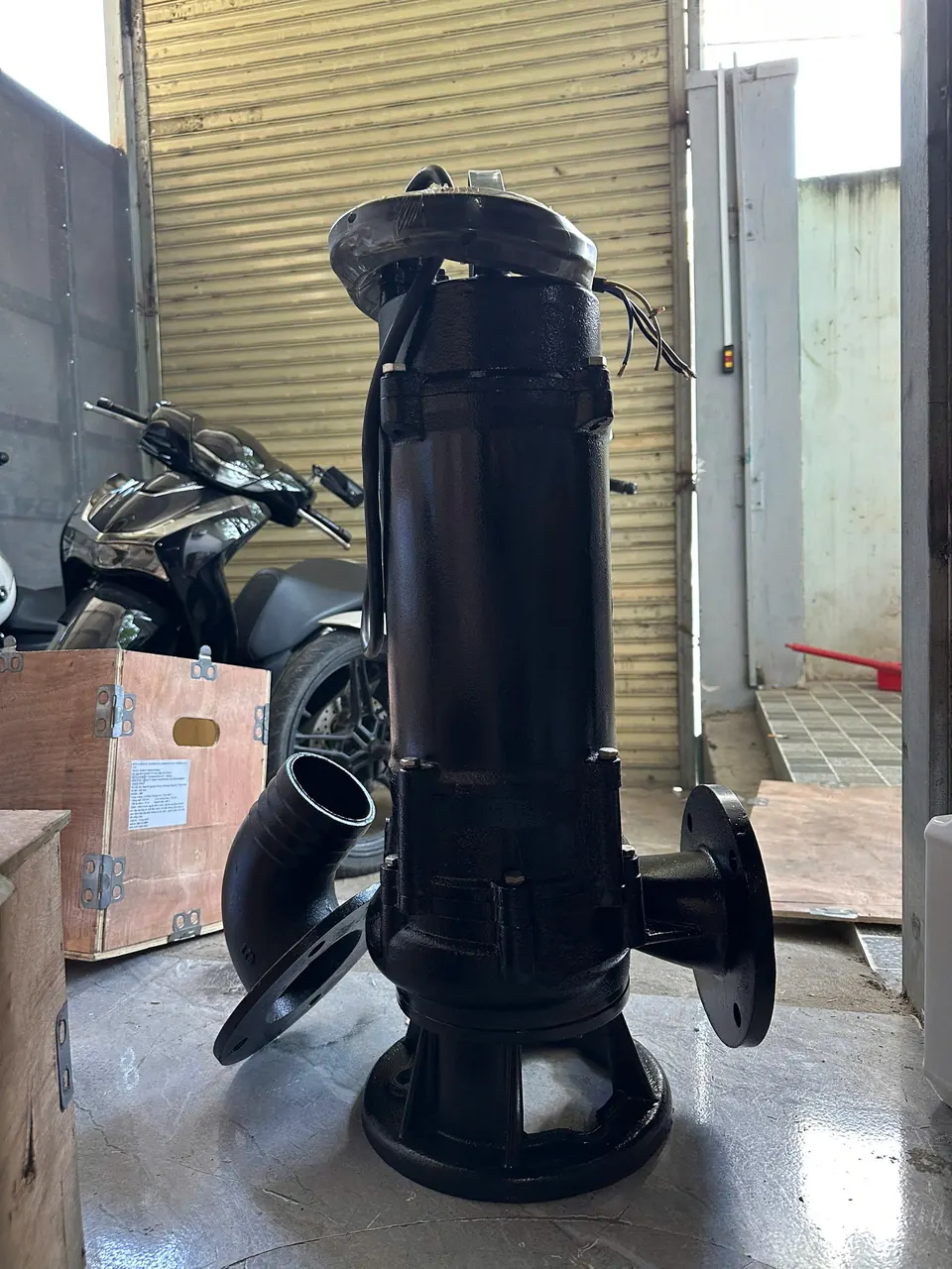 Bơm chìm cắt rác WC/WB/WA nhìn nghiêng, họng xả mặt bích bên hông và cút cong đi kèm