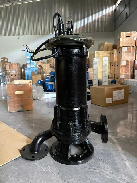 Bơm chìm cắt rác WB nhìn nghiêng: chân đế, họng xả mặt bích bên hông và cút cong mặt bích