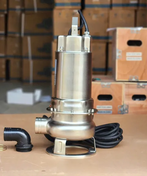 Bơm chìm nước thải thân inox FS cạnh cút nối và cuộn cáp điện