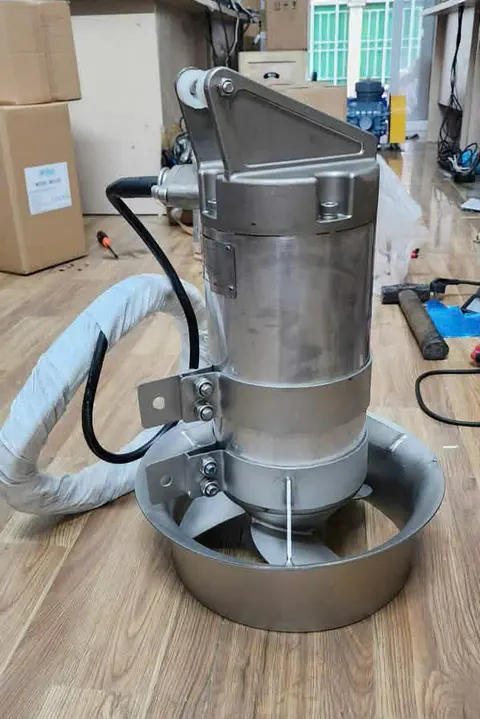 Máy khuấy chìm 4MIX thân inox, cánh khuấy trong vòng bảo vệ, có gá bắt trên thân